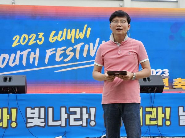 군위군 청년축제 무대에서 강연하는 모습